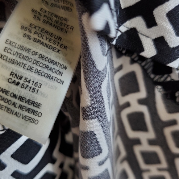Black and White pattern Button down shirt, stretchy fabric, comfortable, Small - Picture 7 of 7